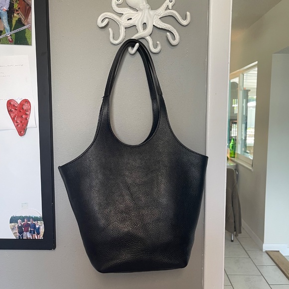 Lindquist Big Ama in Black - Picture 9 of 15